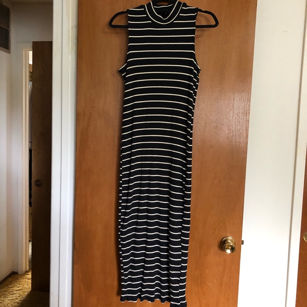 Sleeveless maxi with choker neck